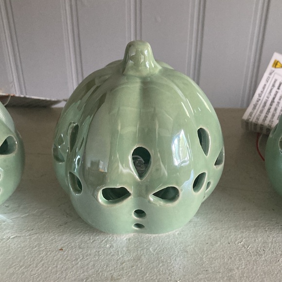 NWT Set of 3 LED Light Up Ceramic Pearl Glazed Petal Cutout Pumpkin Decorations - Picture 8 of 17